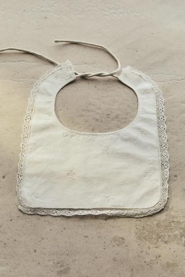 BABERO BEBÉ BORDADO FLOR - Blanco roto de Zara
