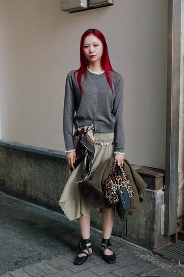 ストライプベルト付きアシンメトリーミディスカートベージュ­ブラウンZaraのストライプベルト付きアシンメトリーミディスカート - ベージュ­ブラウン 