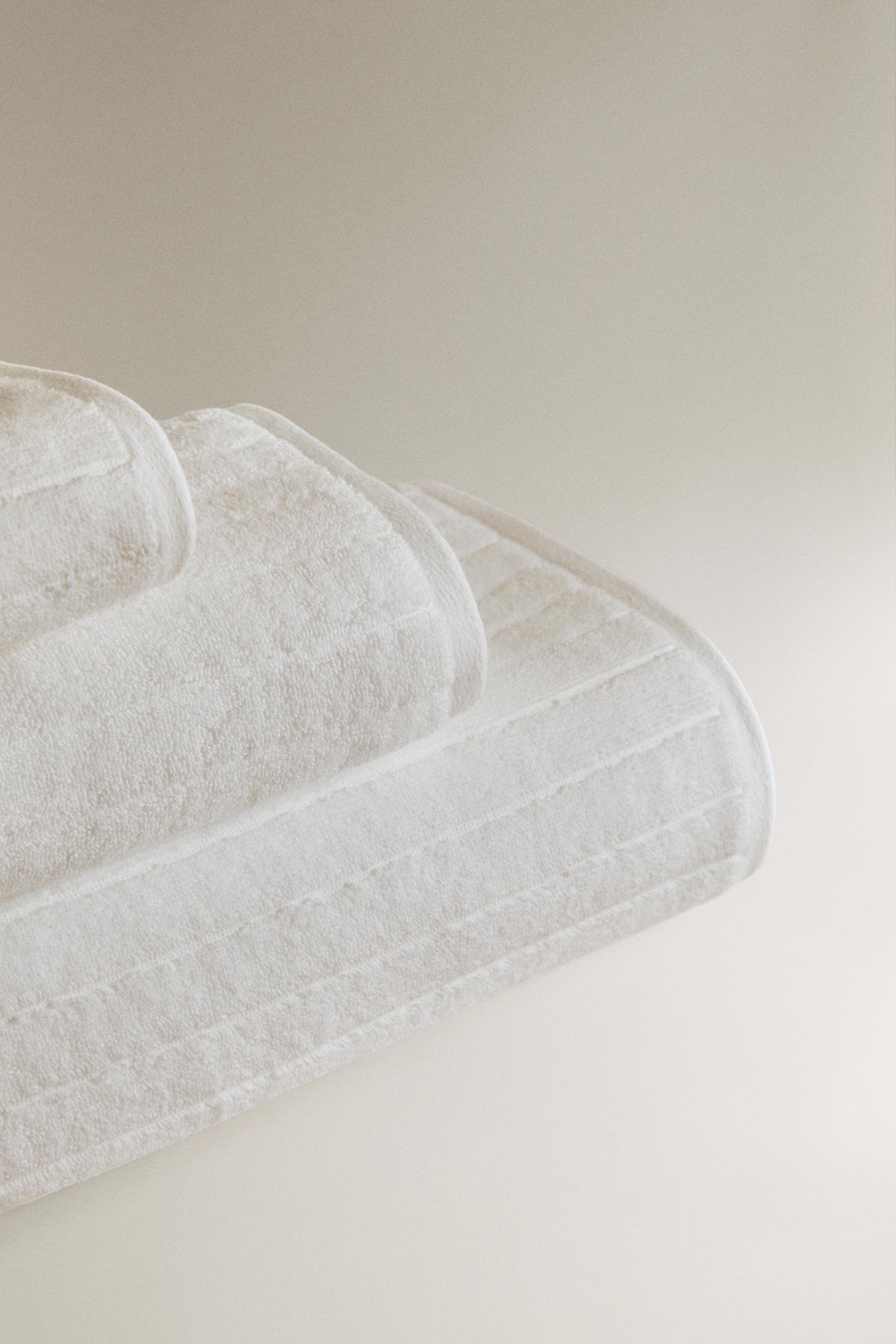 TEXTURED STRIPED BATH TOWEL — White