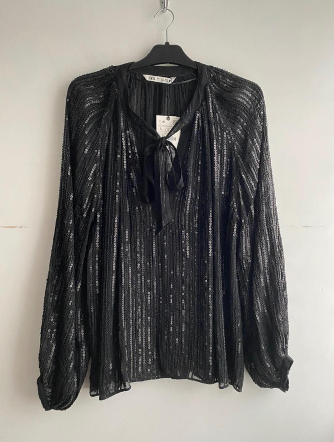 VOLUMINOUS BLOUSE WITH SEQUINS