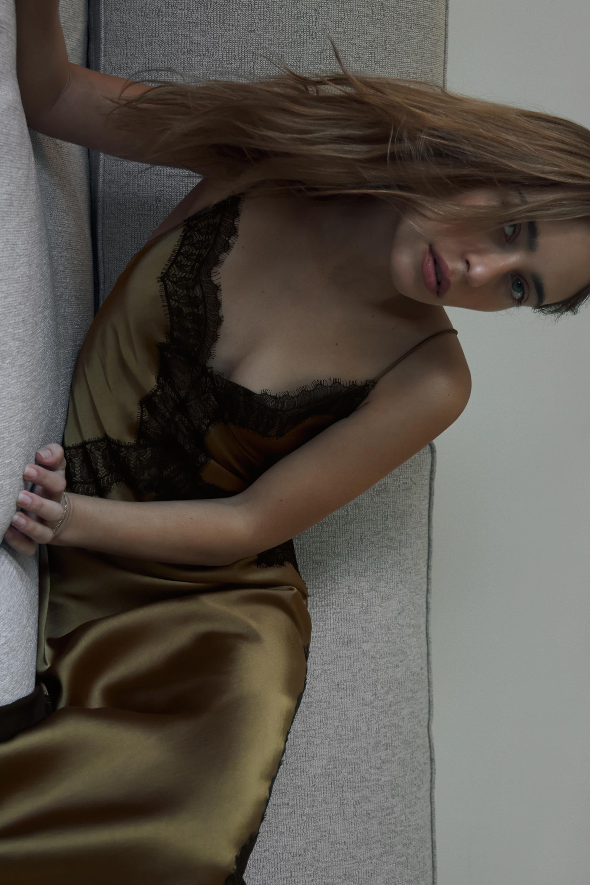 ROBE EN MATIÈRES VARIÉES SATINÉE AVEC DENTELLE