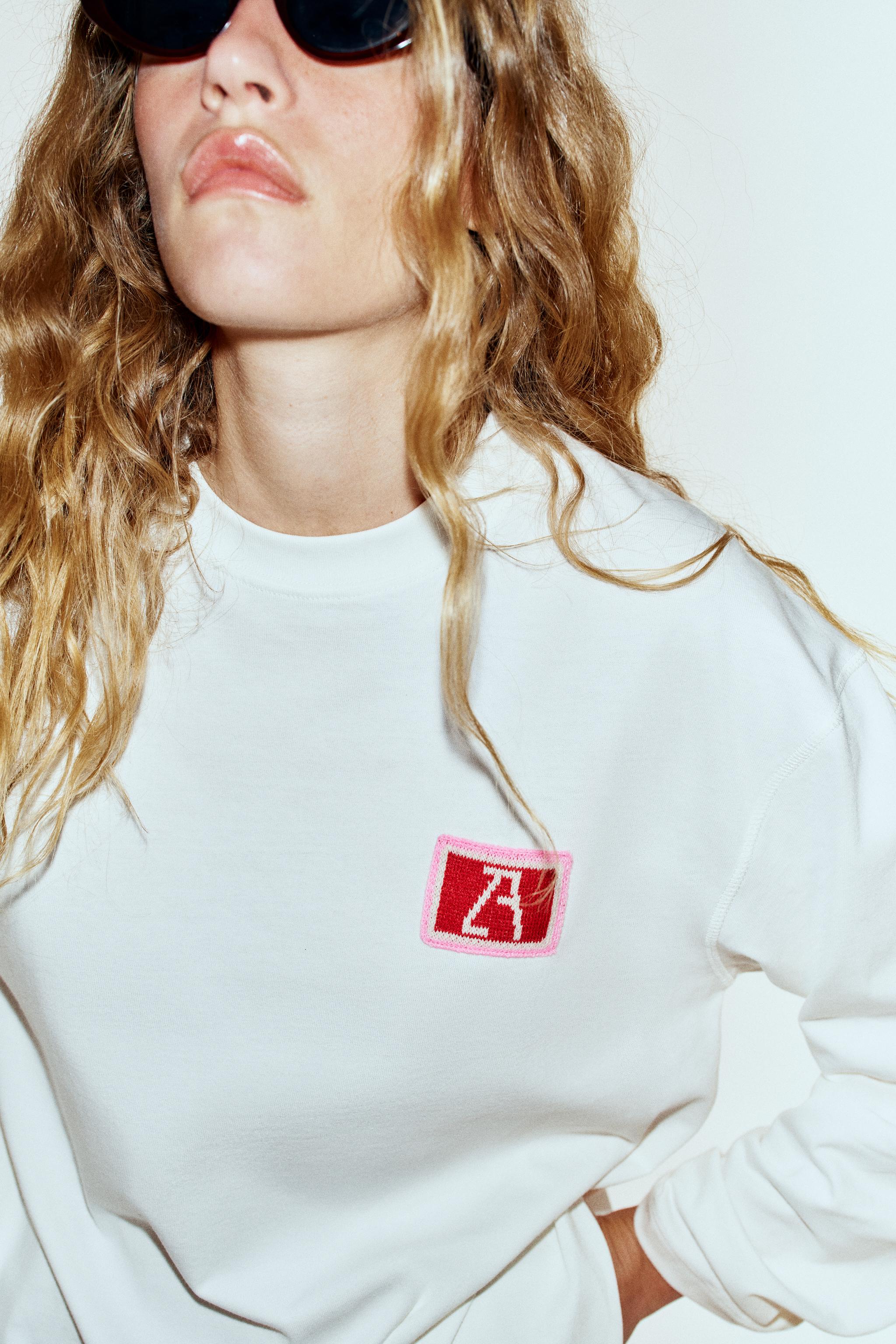 EMBROIDERED DETAIL T-SHIRT