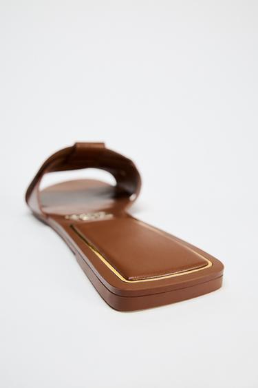 SANDALES PLATES EN CUIR CROISÉES - Marron de Zara - Image 4
