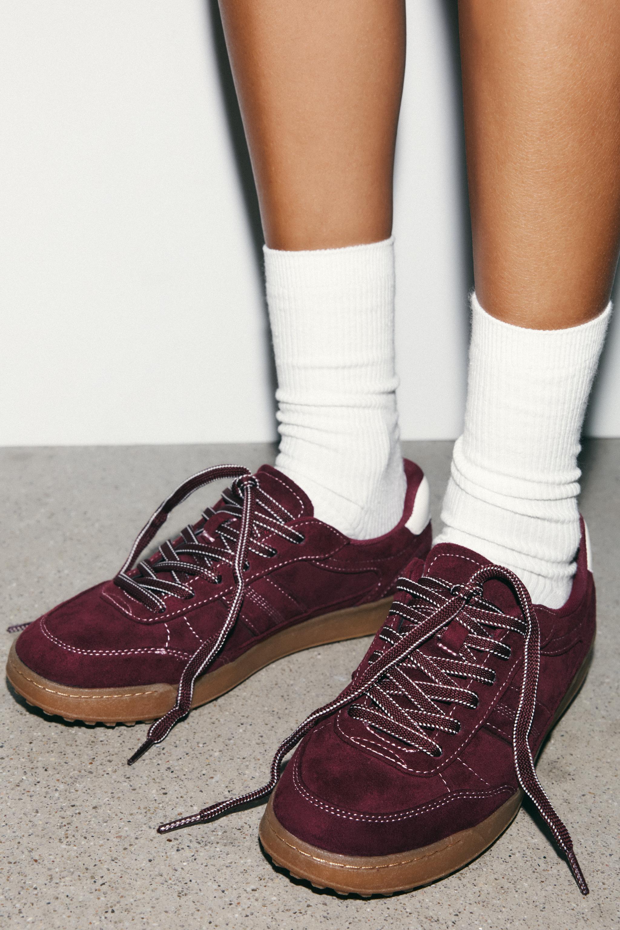 CHAUSSURES DE SPORT CONTRASTÉES