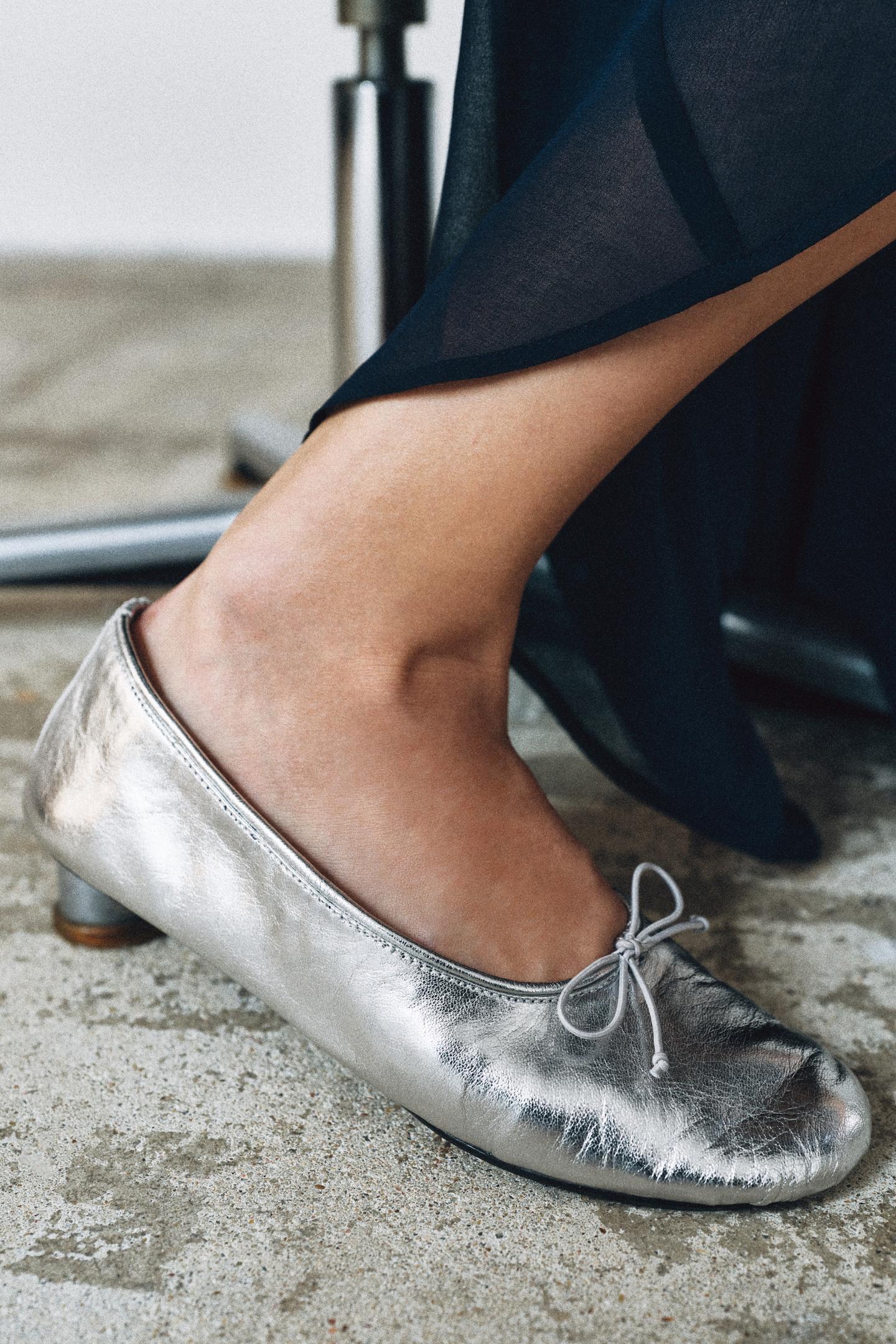 Женские балетки Zara Limited Edition Leather Ballet Flats, цвет: Серебряный — фото 2