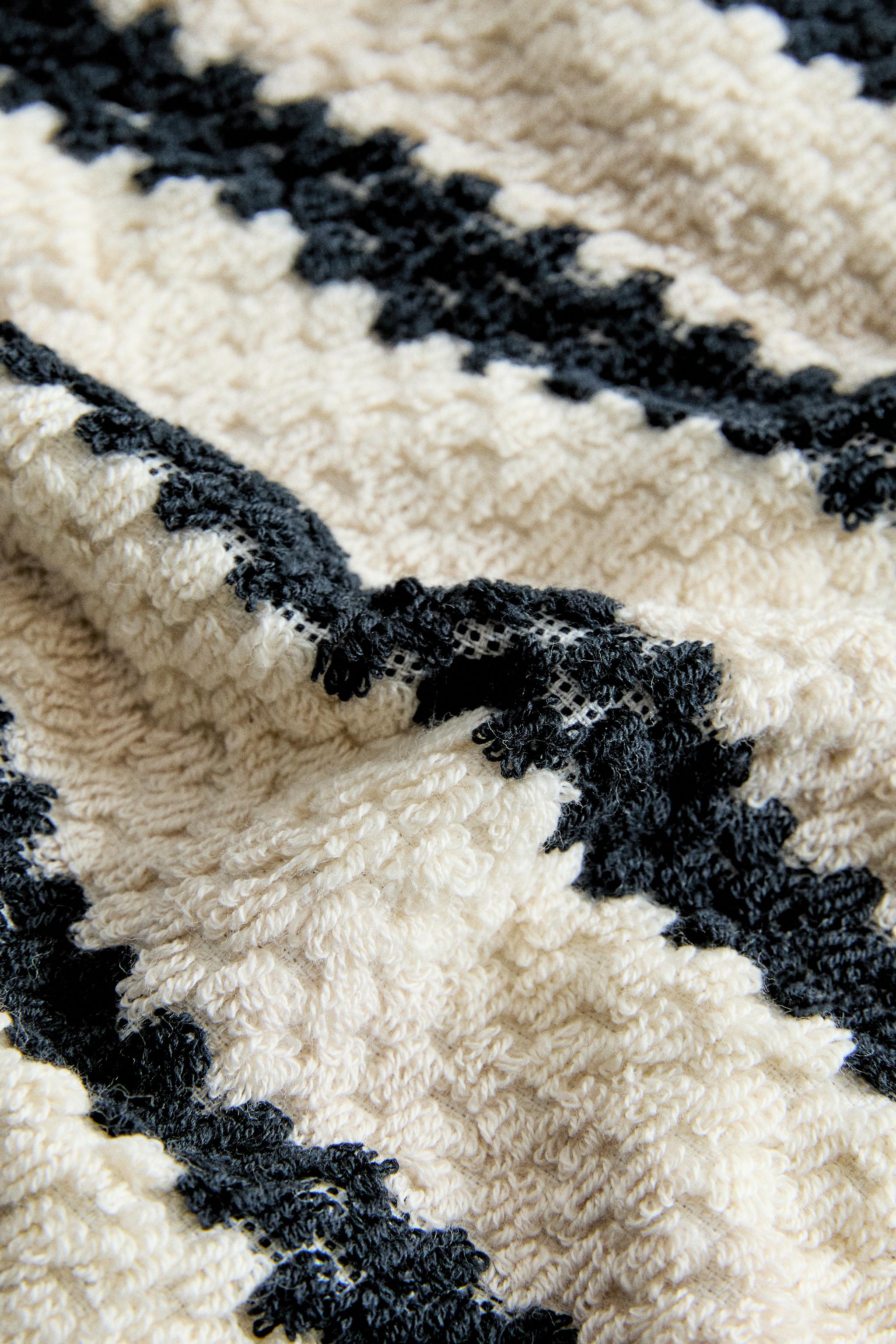 GEOMETRIC JACQUARD BATH TOWEL