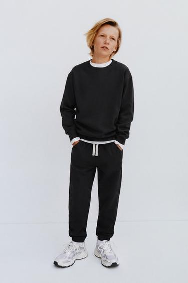بنطلون JOGGER قطيفة سادة بملصق - أسود الخاص بـ Zara