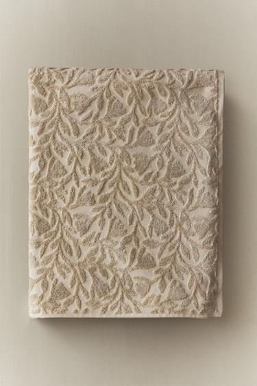 SERVIETTE DE BAIN FRISE BRODÉE - Beige clair de Zara