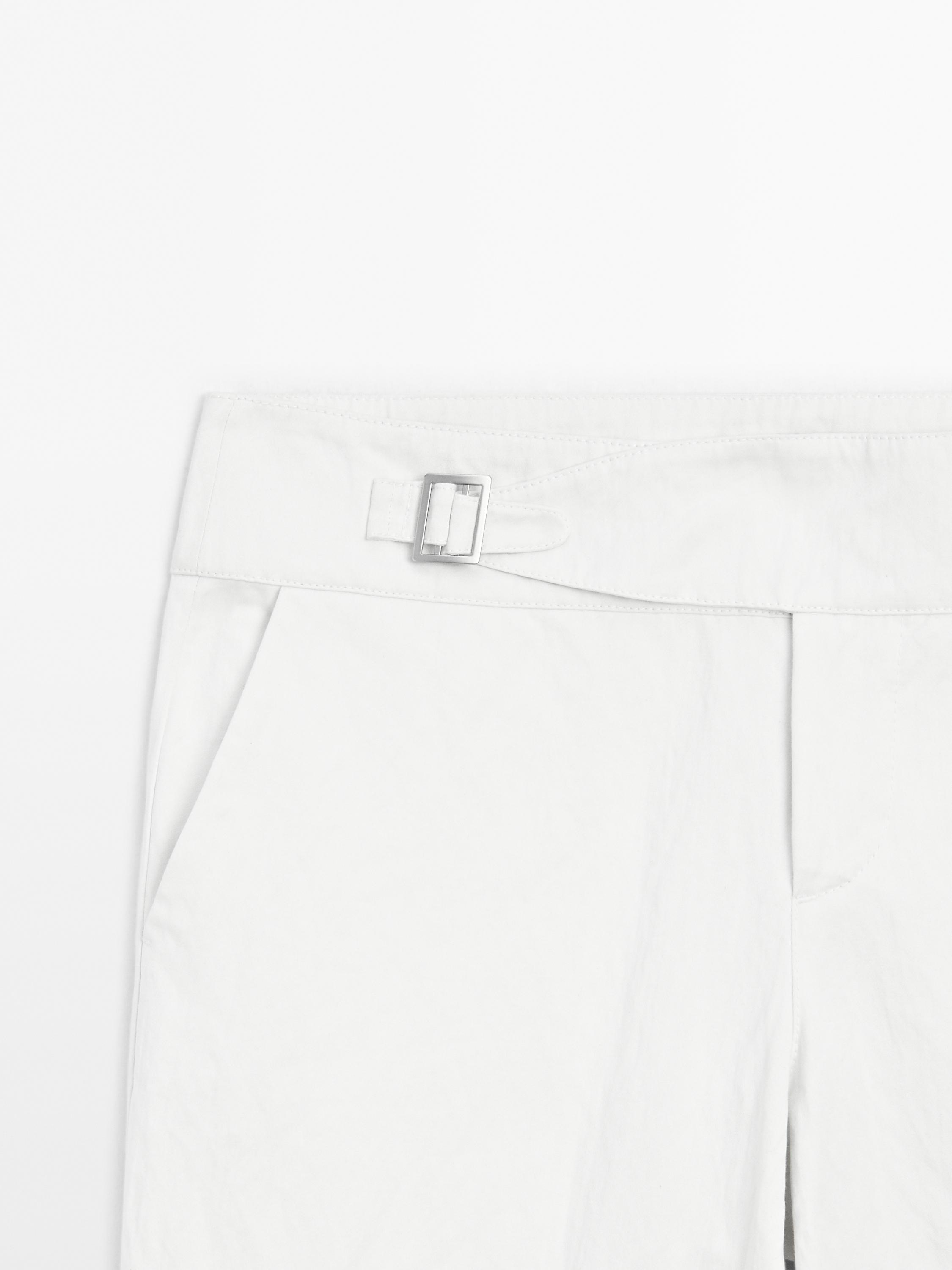 Pantalon slim taille basse avec boucles