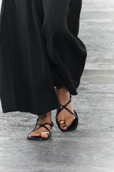 SANDALIA PLANA TIRAS ADORNO METÁLICO - Negro de Zara