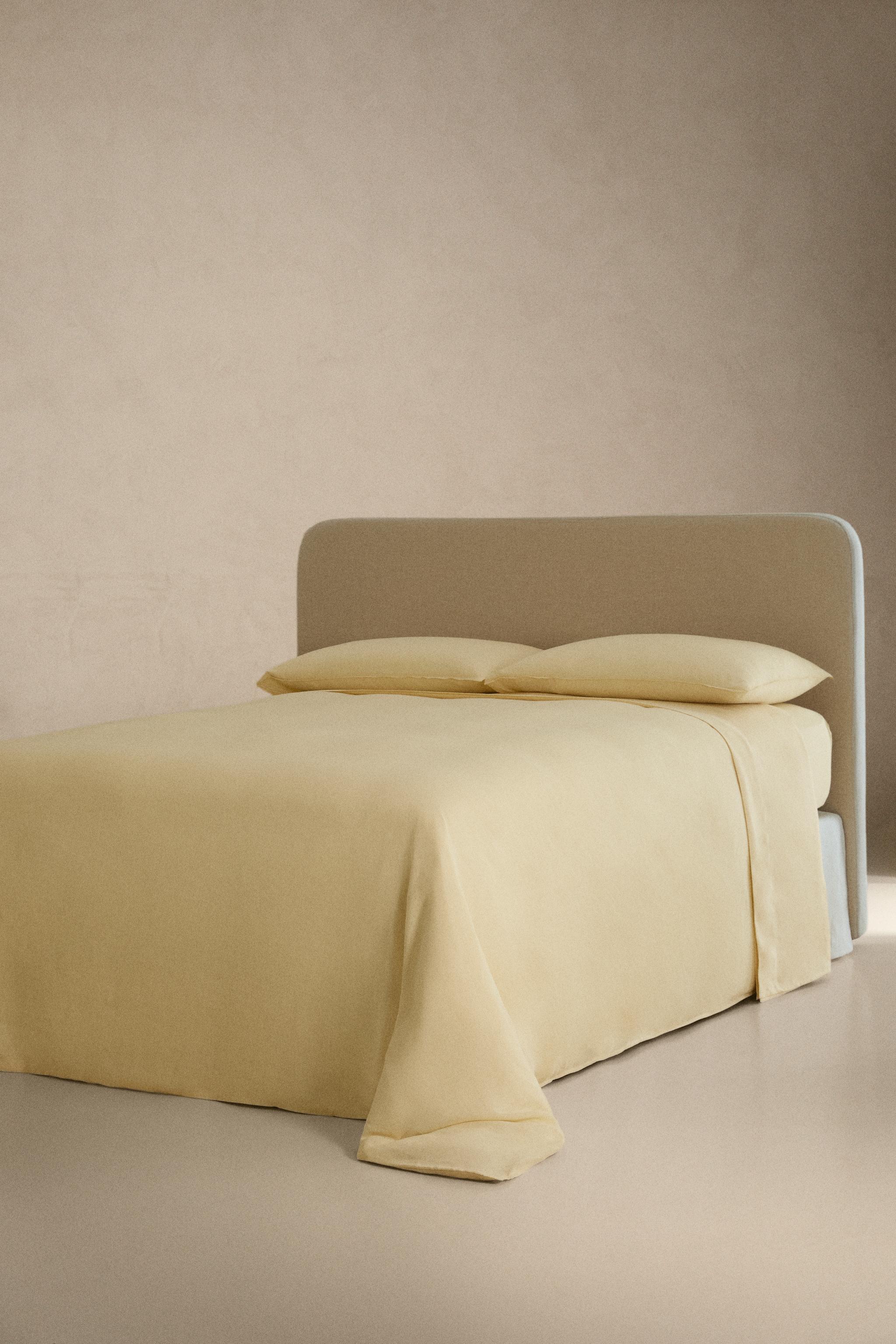 FADED LINEN FLAT SHEET (140 GSM) — Yellow