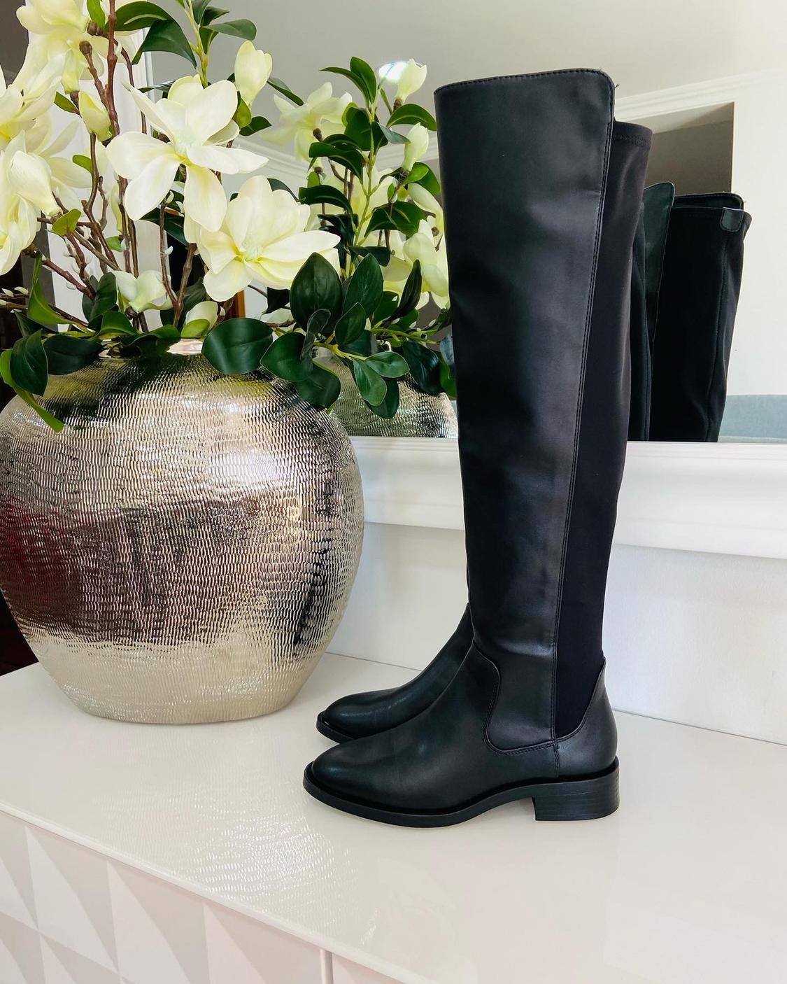FLAT OVER-THE-KNEE BOOTS