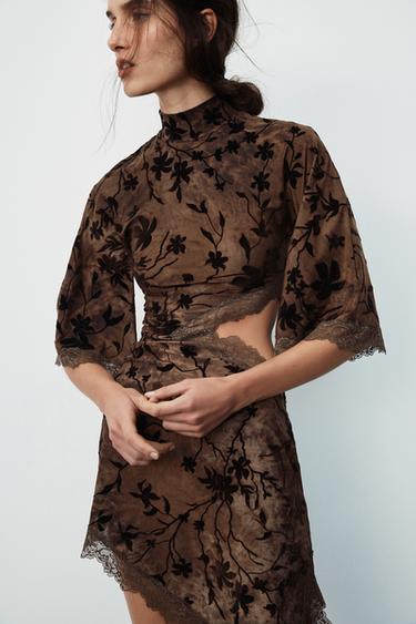 VESTIDO MINI FLOCADO CON ABERTURA - Marrón oscuro de Zara