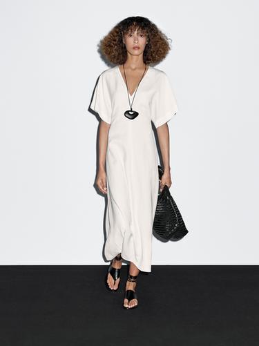 Vestido midi vuelo escote pico - Blanco roto de Zara - Imagen 0