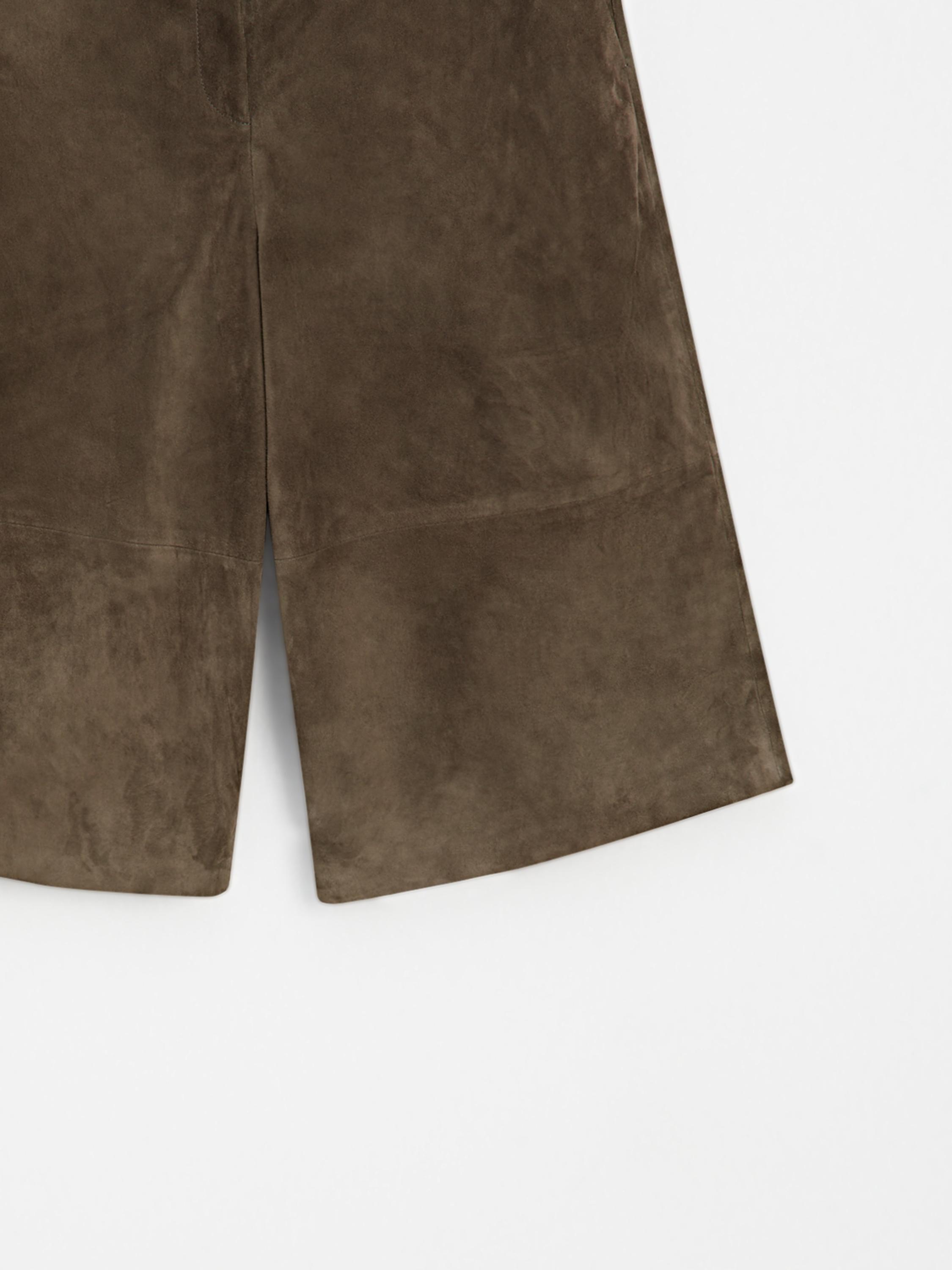 Long suede leather Bermuda shorts
