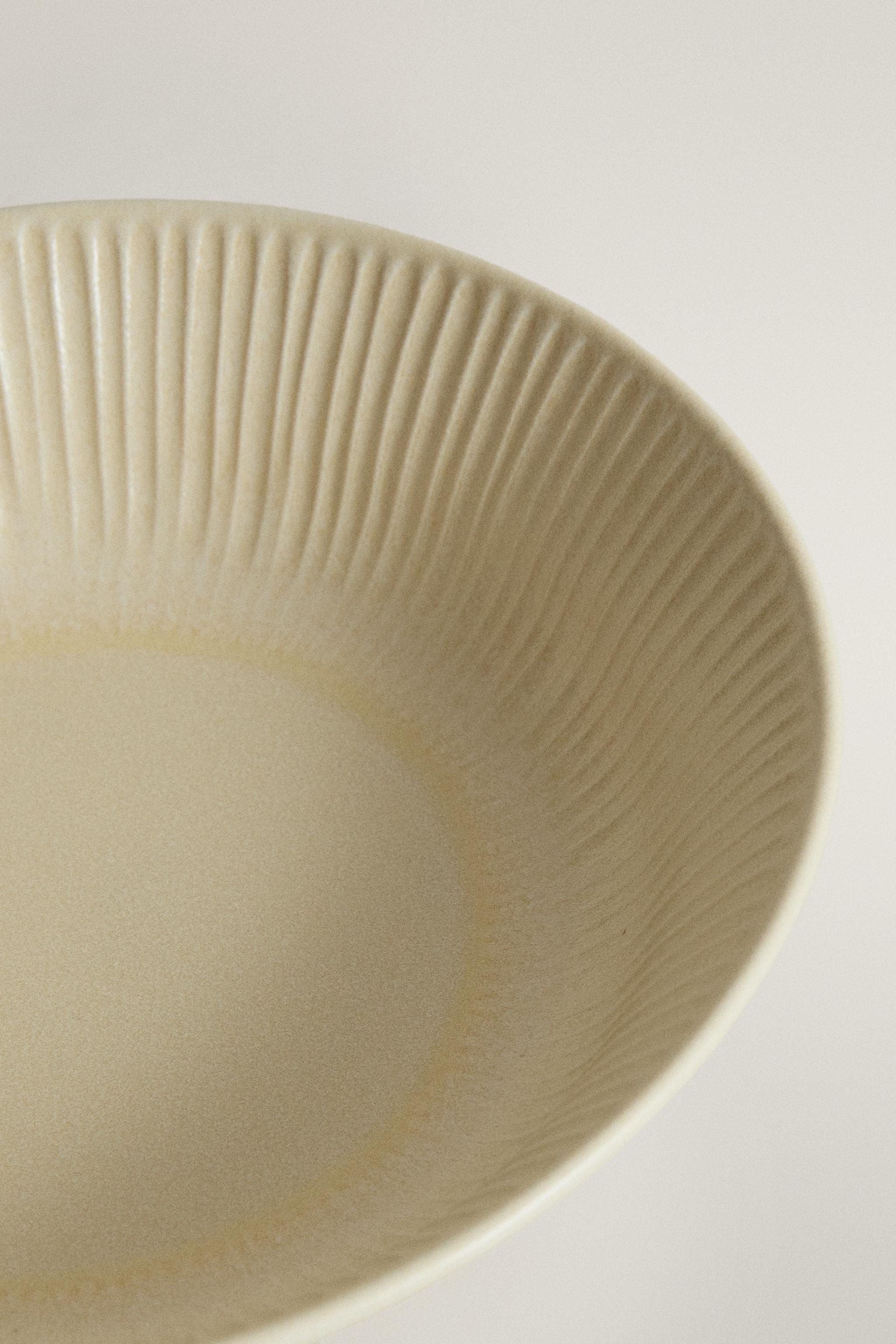 ASSIETTE CREUSE GRÈS RAYÉE