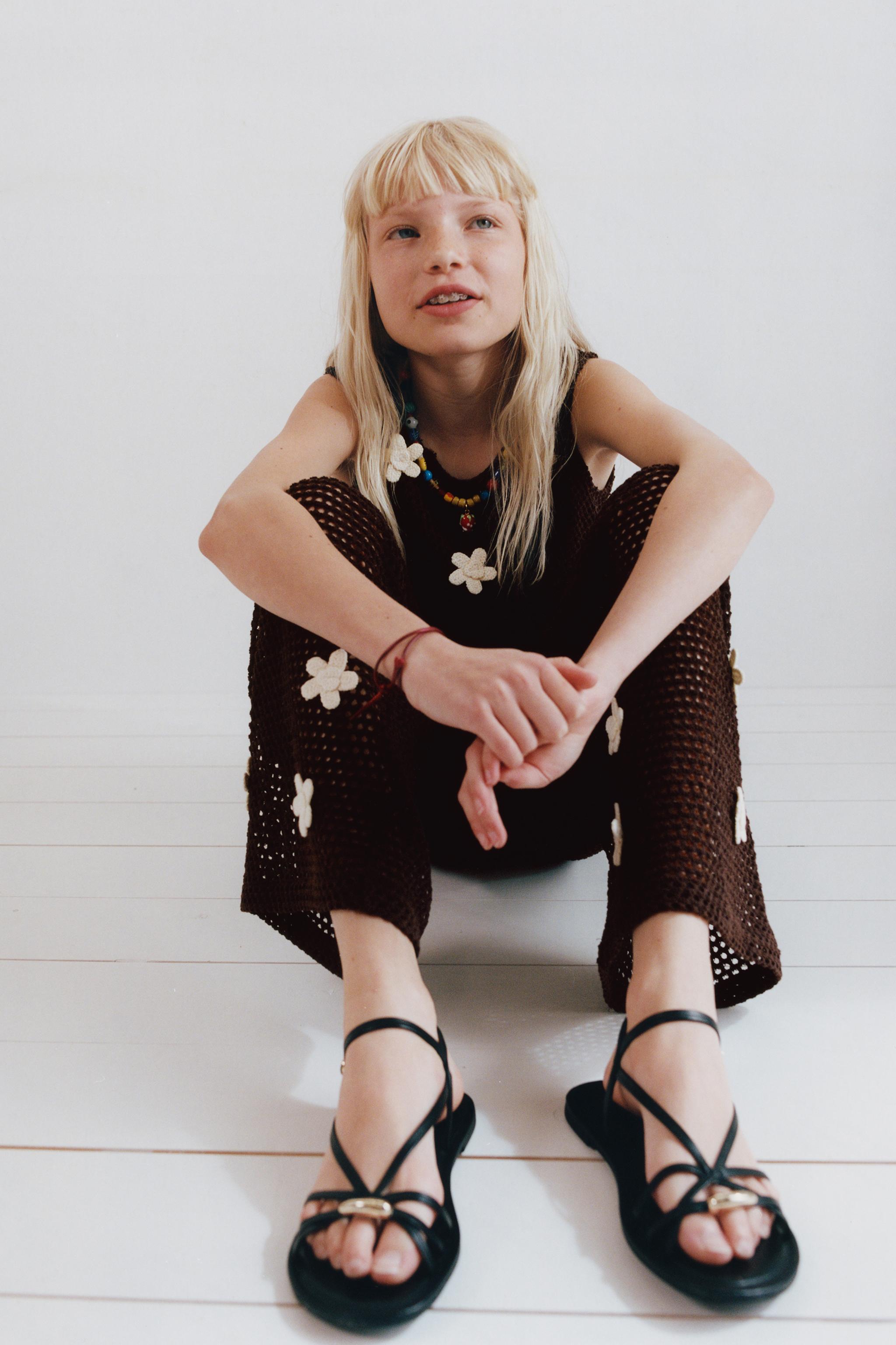 CROCHET FLORAL KNIT TOP — Brown