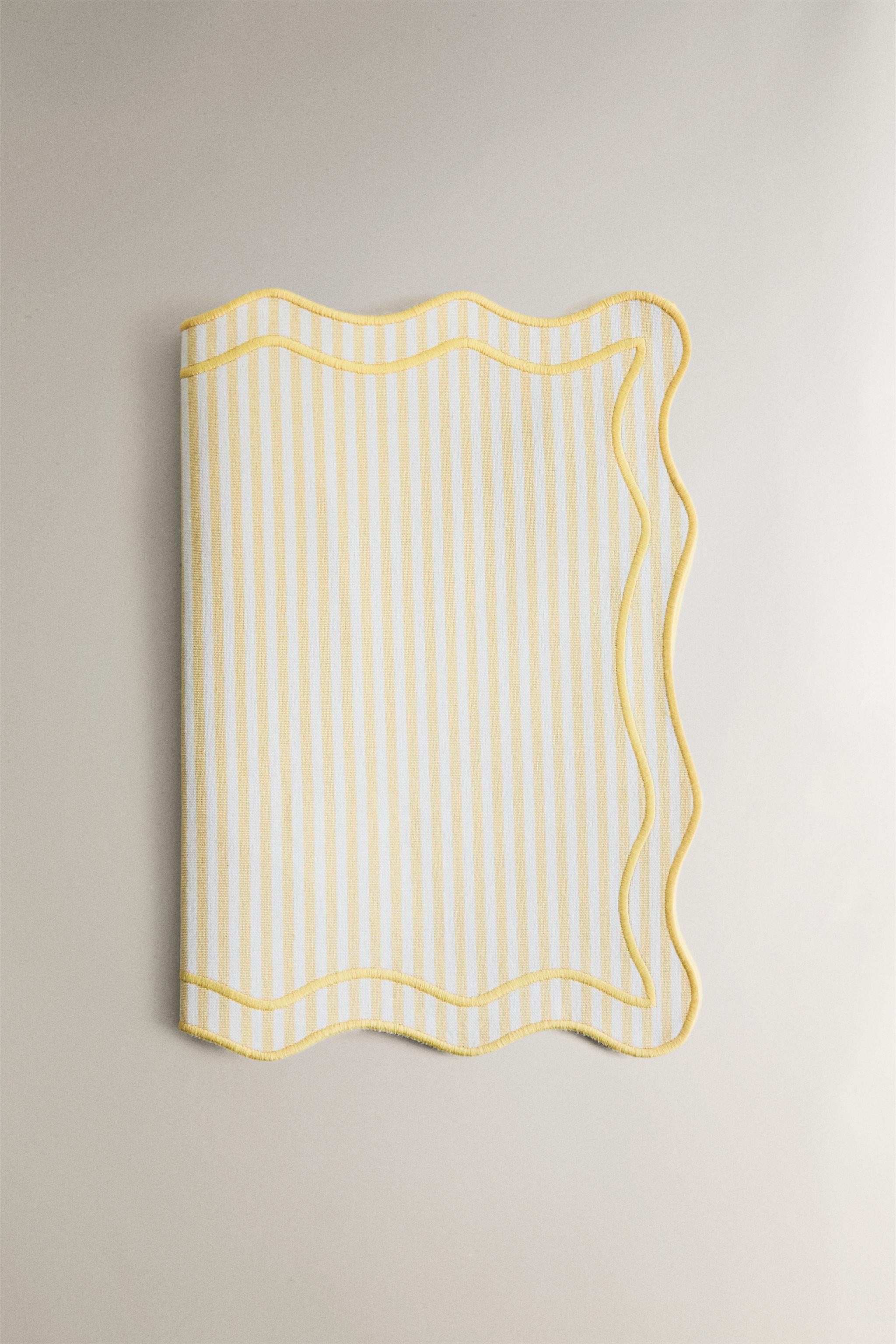 STRIPED SCALLOPED PLACEMAT — Yellow