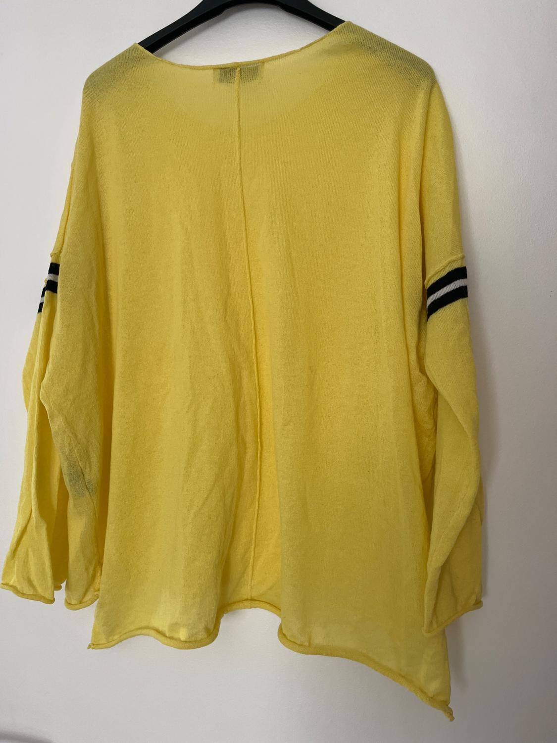 PULL FIN JAUNE AVEC BANDES NOIRES AUX MANCHES - Image 2