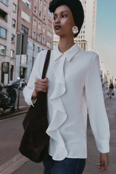 قميص كريب بكشكش - أبيض مكسور الخاص بـ Zara