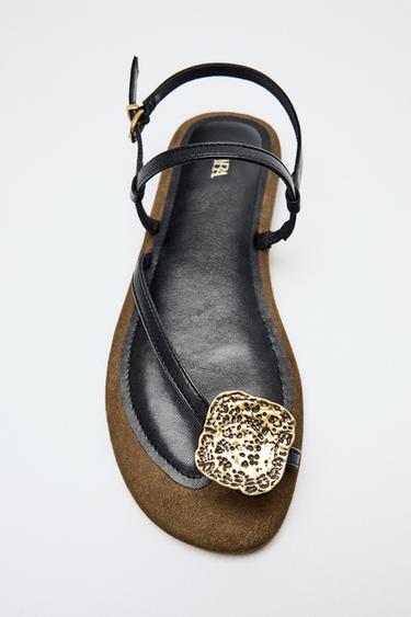 صندل أشرطة بتزيين معدني - بني الخاص بـ Zara