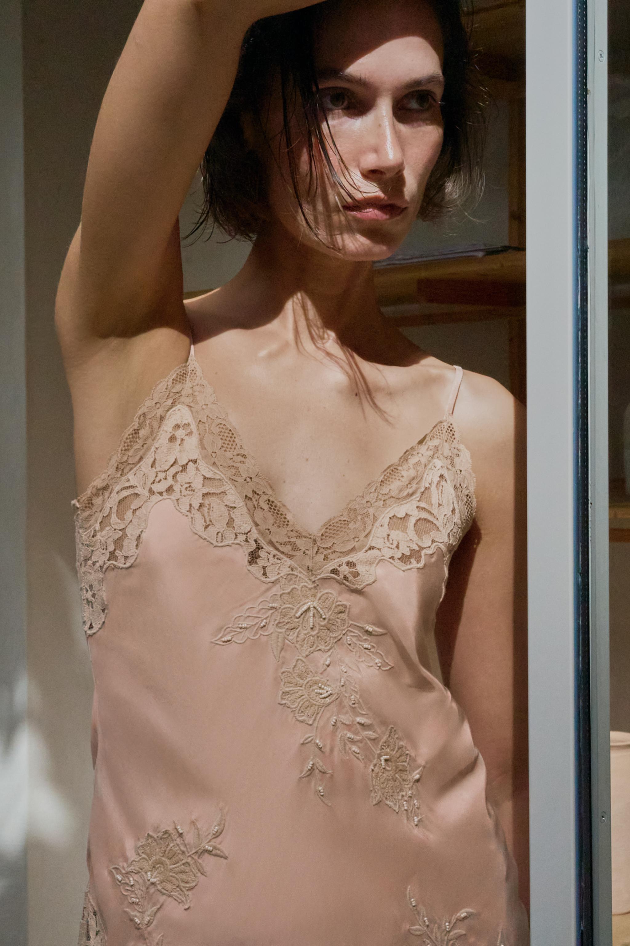 ROBE COURTE À FLEURS BRODÉES ET FANTAISIE LIMITED EDITION