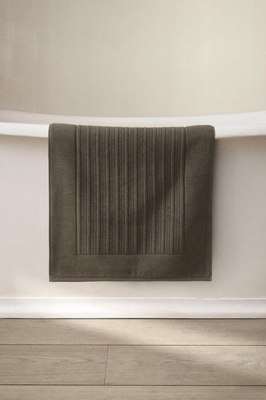 VELOUR BATH MAT WITH STRIPED TEXTURE - Dark mink by Zara