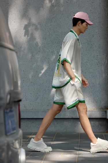 PRINTED SATIN BERMUDA SHORTS - Green by Zara