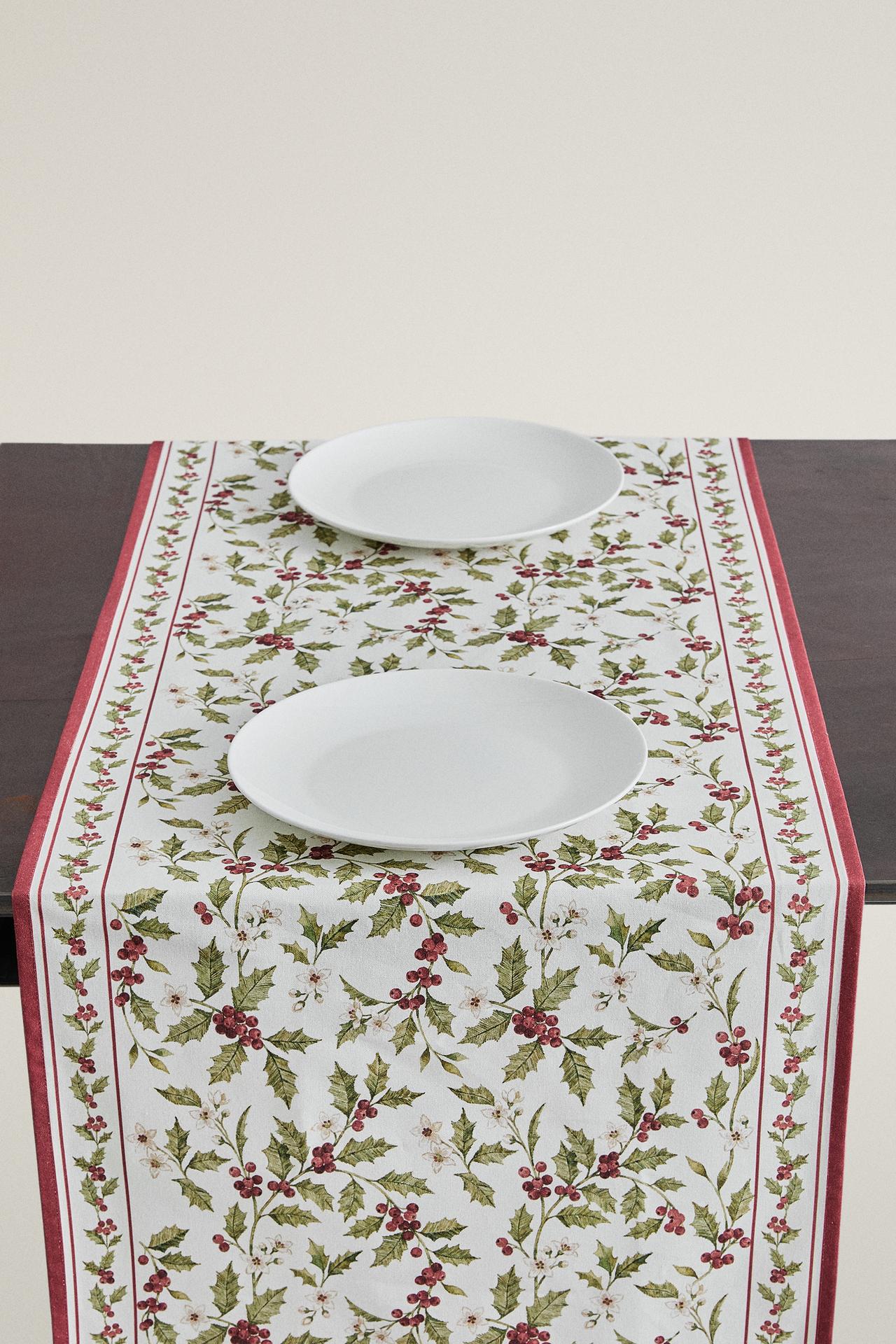 HOLLY CHRISTMAS TABLE RUNNER — Green