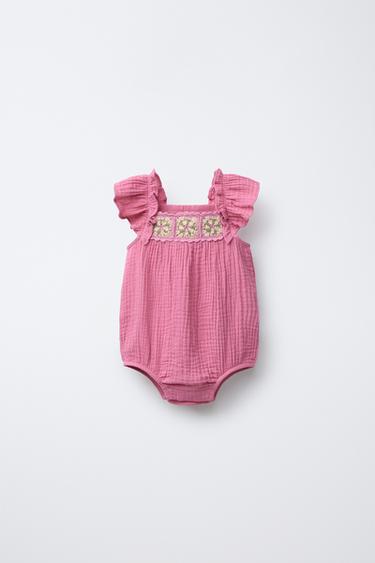 PELELE TEXTURA FLORES CROCHET - Fucsia de Zara