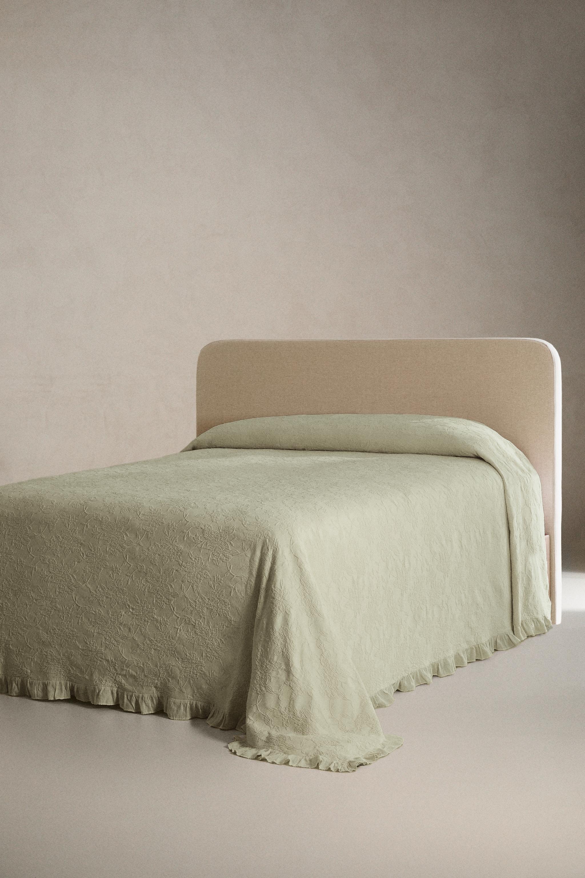 COUVRE-LIT JACQUARD VOLANT