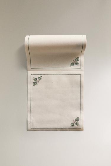 ROLL PACK OF COTTON NAPKINS WITH CHRISTMAS HOLLY LEAVES (PACK OF 20) - Ecru by Zara - Image 3