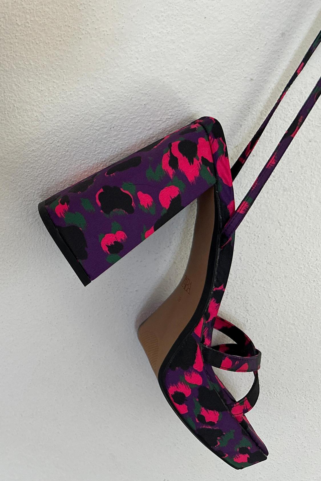 SANDALI CON PLATEAU STAMPA ANIMALIER FUCSIA - Image 2
