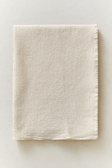 TEXTURED WAFFLE-KNIT BATH TOWEL - Ivory by Zara