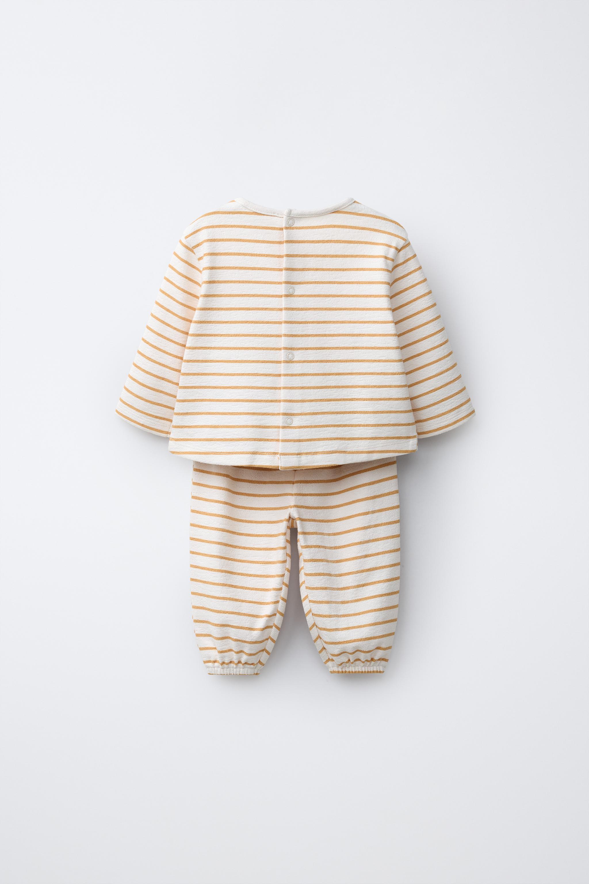 ENSEMBLE T-SHIRT ET PANTALON À RAYURES AVEC LAPIN BRODÉ