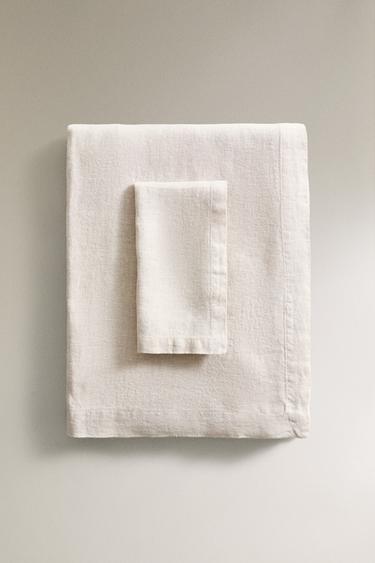 مفرش مائدة من الكتان المغسول - بيج فاتح الخاص بـ Zara