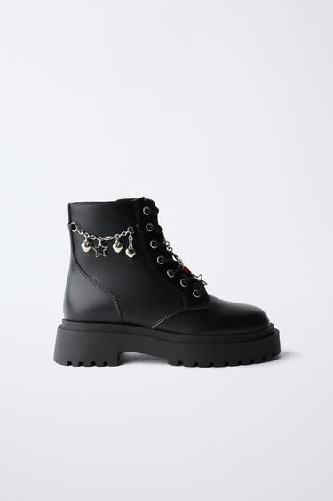 BOTIN CORDONES CHARMS - Negro de Zara