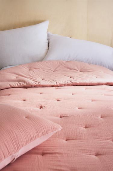 KIDS' REVERSIBLE STRIPED MUSLIN QUILT - وردي الخاص بـ Zara