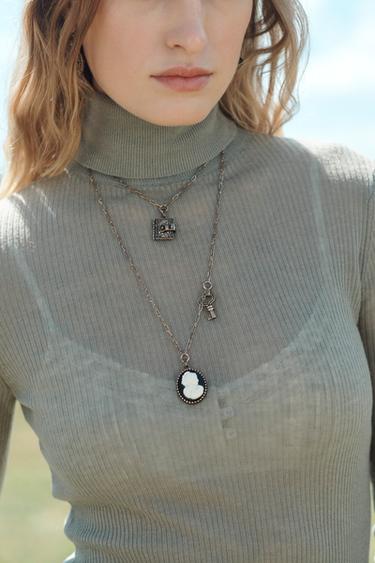 COLLIER CHARMS ÉDITION LIMITÉE - Or vieilli de Zara - Image 2