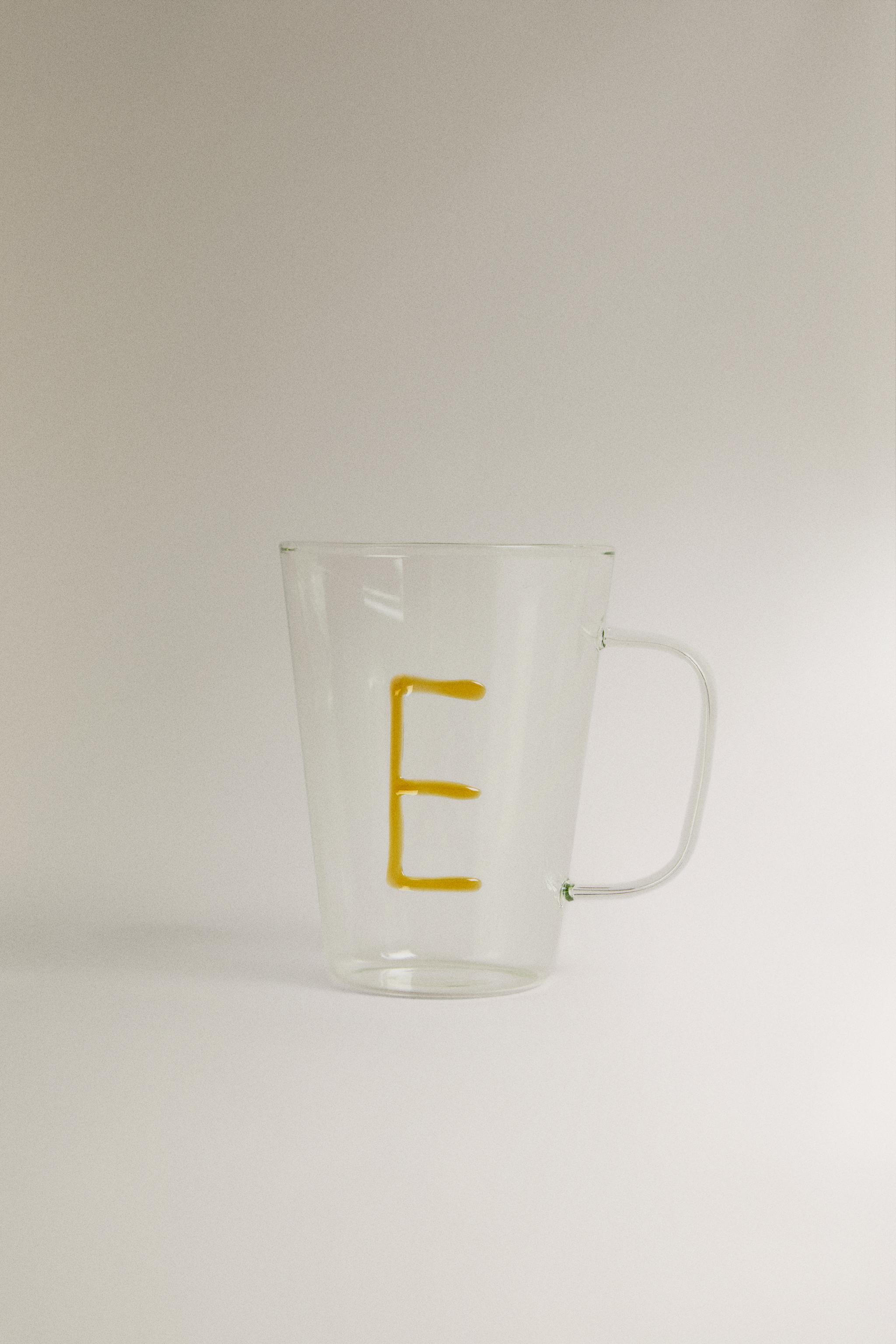 BOROSILICATE MUG WITH INITIAL E — Mustard