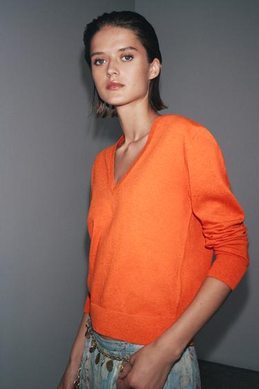 PULL EN MAILLE UNIE COL EN V - Orange de Zara
