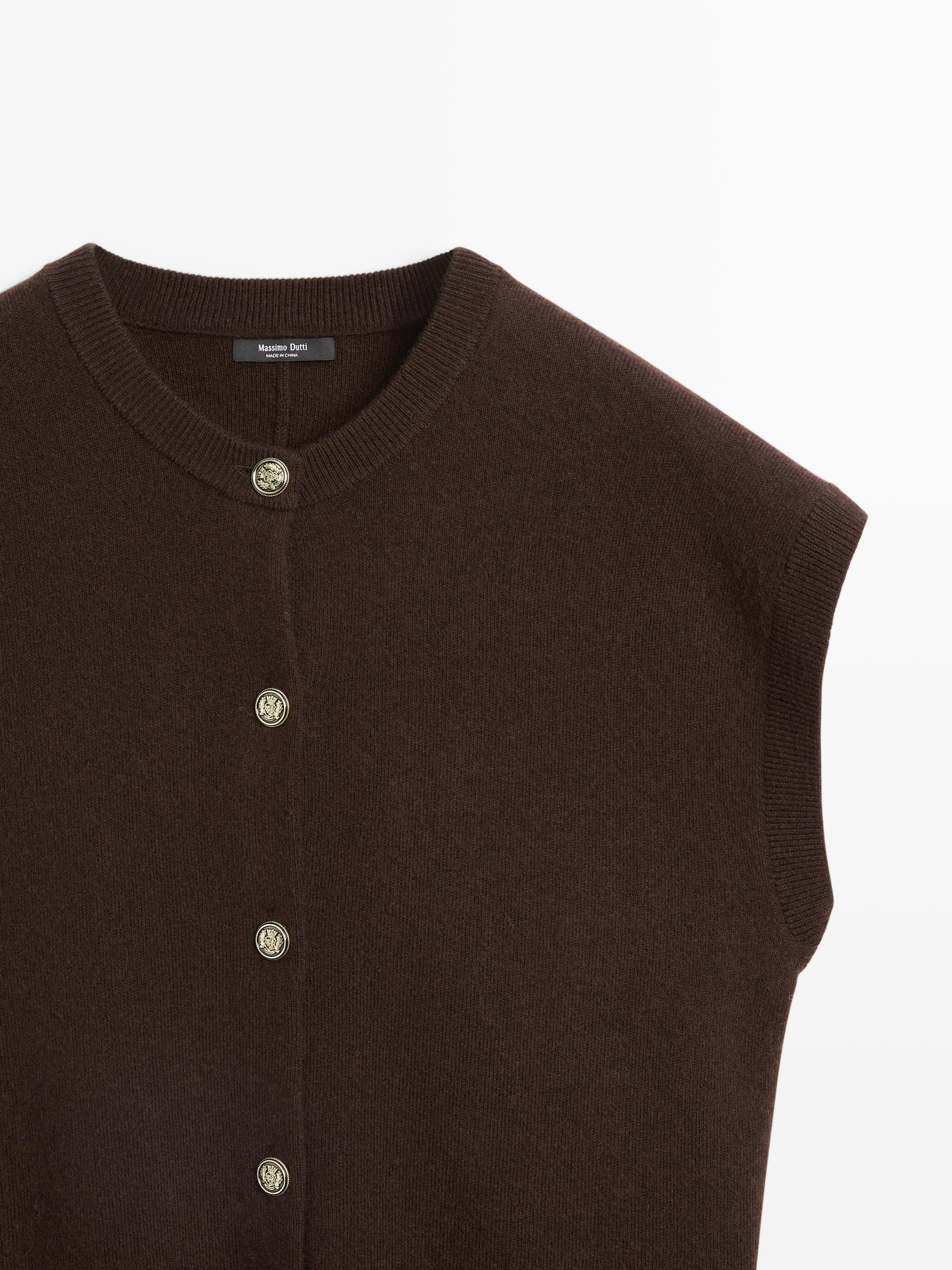 Knit vest with golden buttons