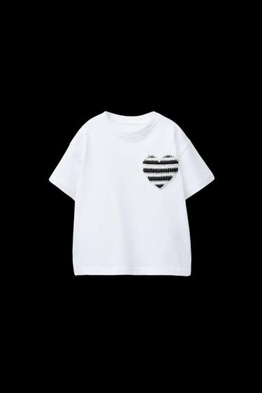 T-SHIRT MIT HERZFÖRMIGER HÄKELTASCHE - Weiß von Zara