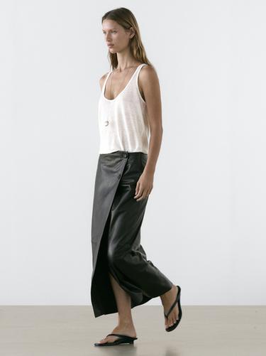 Jupe midi en cuir nappa avec coutures - Noir de Zara