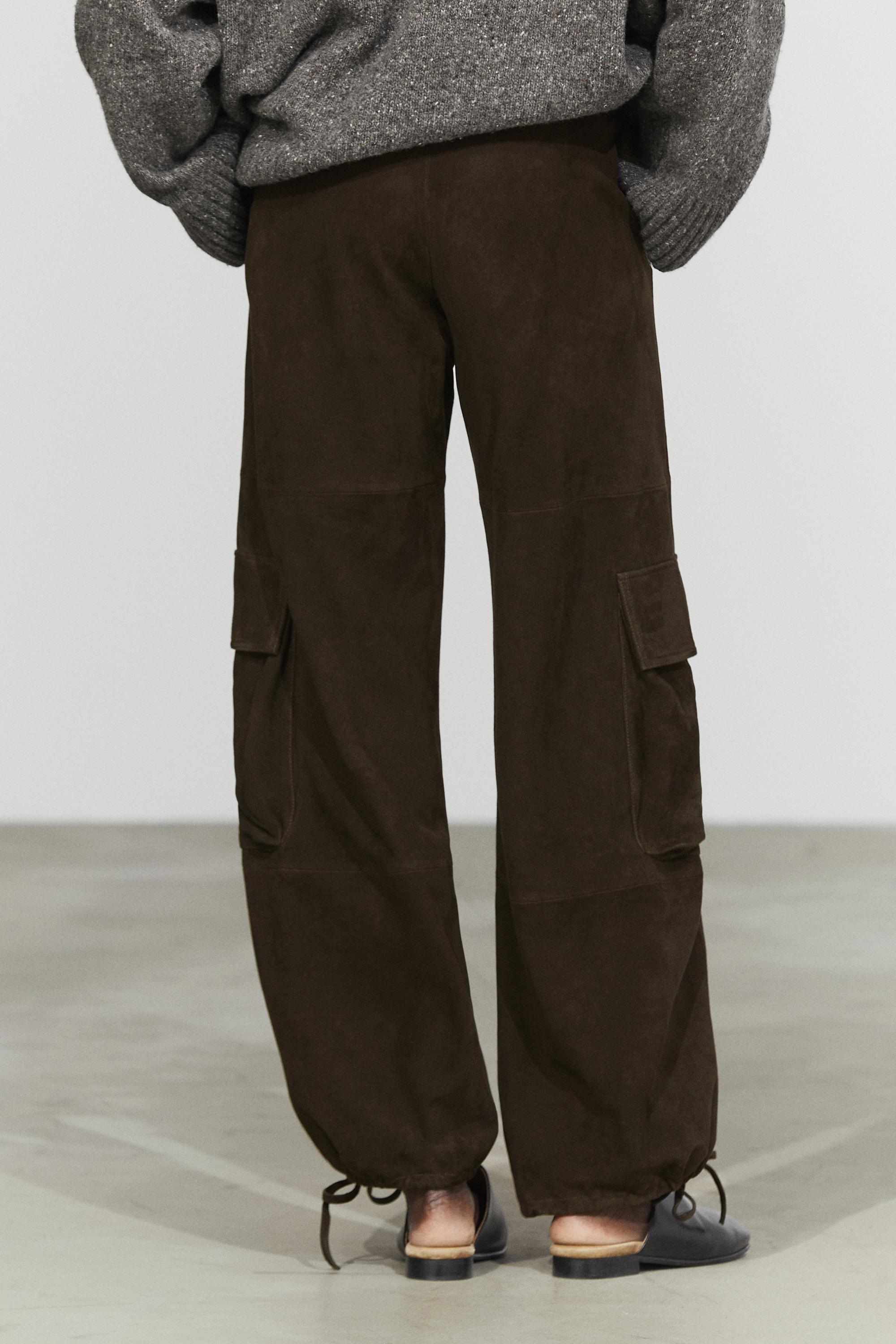 Pantalon cargo en cuir finition daim, bas capri