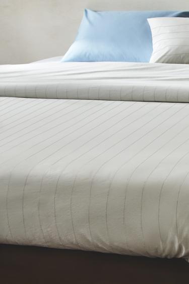 STRIPED DUVET COVER - أبيض مكسور الخاص بـ Zara