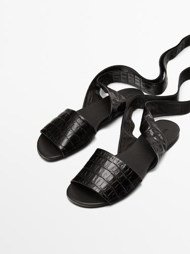 Sandalia piel soft atada - Marrón de Zara
