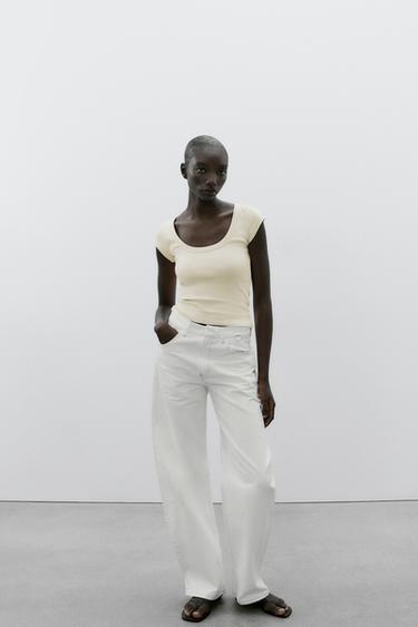 CAMISETA ESCOTE REDONDO - Mantequilla de Zara