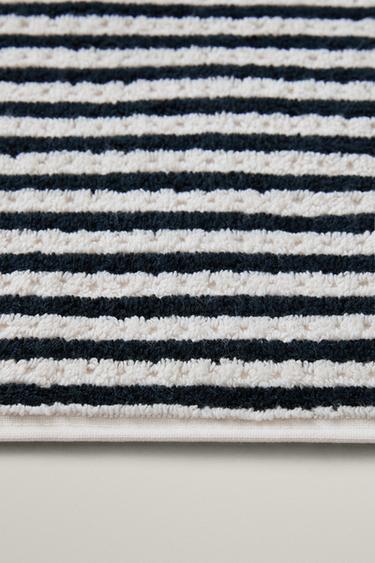 TAPIS DE BAIN RAYURES BICOLORES - Écru / Noir de Zara - Image 1