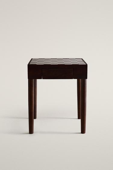 TEAK SIDE TABLE WITH MARBLE CHESS TOP — Black / White 2